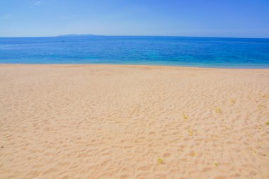 Beyaz kumlu plajlar ve deniz. Çekim Konumu: Akita