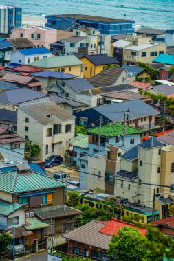 Kamakura yerleşim bölgesi ve deniz. Çekim yeri: Kamakura Şehri, Kanagawa Bölgesi