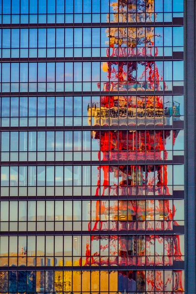 東京タワーがガラスに映し出された 撮影場所 東京都港区 — ストック写真