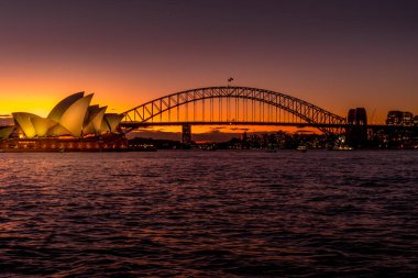 Opera Binası ve Liman Köprüsü. Çekim yeri: Avustralya, Sydney