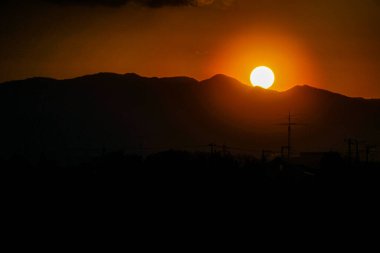 Dağlarda güneş batıyor. Çekim yeri: Seya -ku, Yokohama