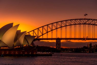 Opera Binası ve Liman Köprüsü. Çekim yeri: Avustralya, Sydney