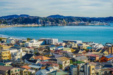 Kamakura yerleşim bölgesi ve deniz. Çekim yeri: Kamakura Şehri, Kanagawa Bölgesi