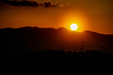 Dağlarda güneş batıyor. Çekim yeri: Seya -ku, Yokohama