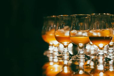 Büyük miktarda şarap kadehi. Çekim yeri: Minato -ku, Tokyo