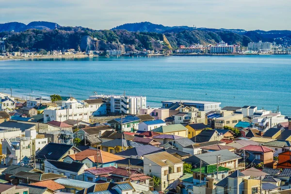 Kamakura yerleşim bölgesi ve deniz. Çekim yeri: Kamakura Şehri, Kanagawa Bölgesi