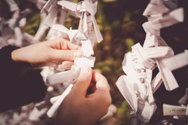 Omikuji (Japon kültürü). Çekim yeri: Fuchu Şehri, Tokyo