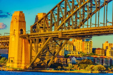 Gün batımında çelik köprü. Çekim yeri: Avustralya, Sydney