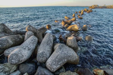 Deniz dalgakıranı (tetrapod). Çekim Konumu: Akita