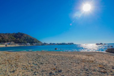 Sahilde parlayan güneş ışığı. Çekim Konumu: Akita