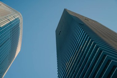 Gökdelenler ve gökyüzü arasındaki karşılaştırma. Çekim yeri: Minato -ku, Tokyo