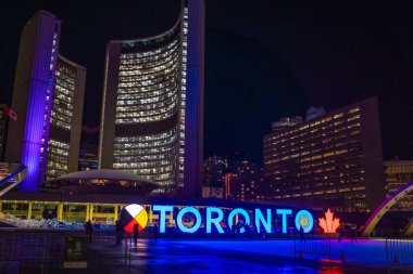 Toronto Belediye Binası 'nın gece manzarası. Çekim Konumu: Toronto