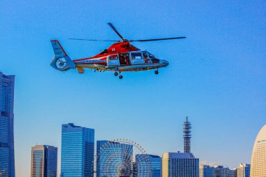 Yaşam helikopteri ve şehir manzarası. Çekim yeri: Nishi -ku, Yokohama