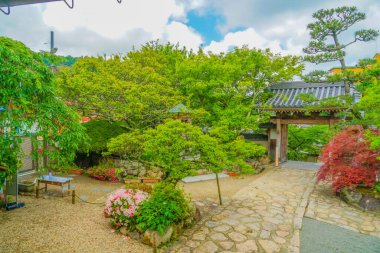 Yeşil tapınağın girişi. Çekim yeri: Kobe şehri, Hyogo Bölgesi