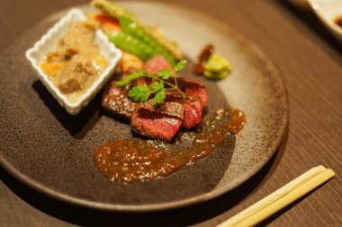 Ana yemeğin resmi. Çekim yeri: Kobe şehri, Hyogo Bölgesi