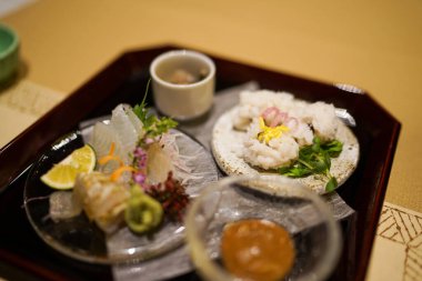 Taze sashimi ve pilav. Çekim yeri: Kobe şehri, Hyogo Bölgesi