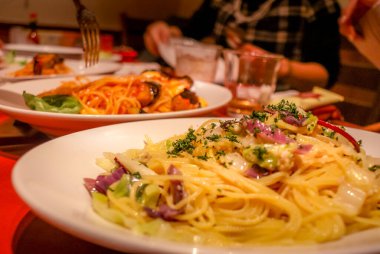 İtalyan restoranında akşam yemeği. Çekim yeri: Shinjuku-ku, Tokyo