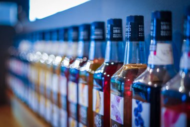 Şişelerle rafı göster. Çekim yeri: Tachikawa Şehri, Tokyo