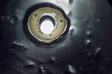 Parlayan metalin yüzeyi. Çekim yeri: Minami -ku, Yokohama