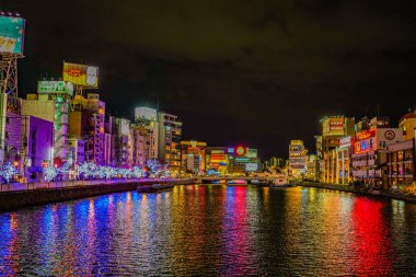 Renkli nehir kenarı gece görüşü. Çekim Konumu: Fukuoka Bölgesi