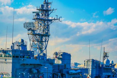 Savaş gemisi detayları ve mavi gökyüzü. Çekim yeri: Nishi -ku, Yokohama