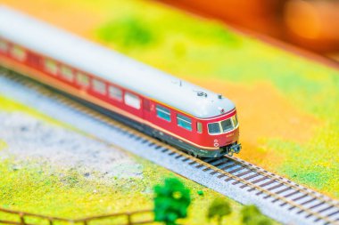 Kırmızı minyatür tren. Çekim yeri: Nishi -ku, Yokohama