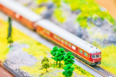 Minyatür tren tam görüş alanında. Çekim yeri: Nishi -ku, Yokohama