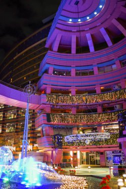 Neon ışığın sarmal yapısı. Çekim Konumu: Fukuoka Bölgesi