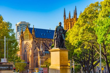 Tarihi katedral ve heykel. Çekim yeri: Avustralya, Sydney