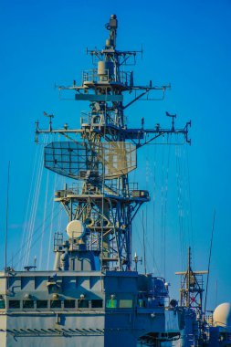 Savaş gemisi direği ve mavi gökyüzü. Çekim yeri: Nishi -ku, Yokohama