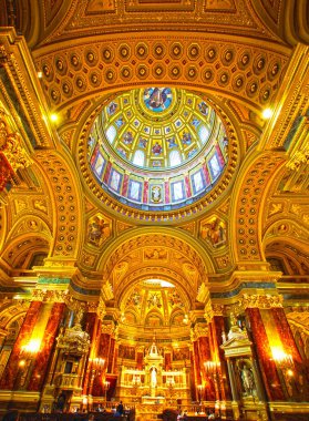 Lüks katedral kubbesi. Çekim yeri: Macaristan, Budapeşte