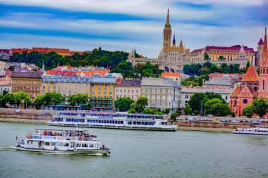 Tuna Nehri 'ndeki bir geminin görüntüsü. Çekim yeri: Macaristan, Budapeşte
