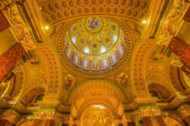 Katedral kubbesi ve dekorasyon. Çekim yeri: Macaristan, Budapeşte