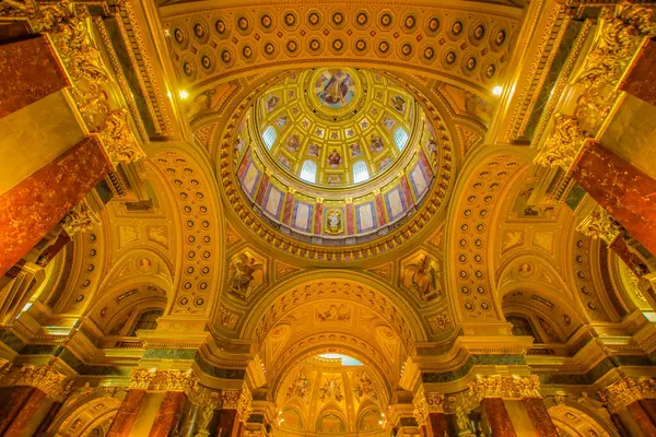 Lüks katedral kubbesi. Çekim yeri: Macaristan, Budapeşte