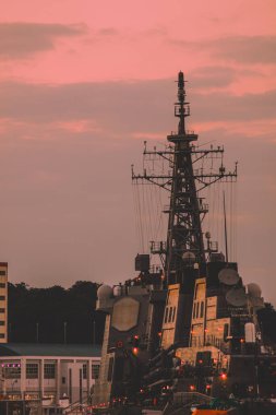 Günbatımı savaş gemisinin görüntüsü. Çekim yeri: Miura Şehri, Kanagawa Bölgesi