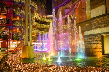 Gece alışveriş salonu. Çekim Konumu: Fukuoka Bölgesi