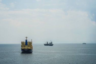 Mavi gökyüzü ve gemi manzarası. Çekim Konumu: Hokkaido Hakodate Şehri