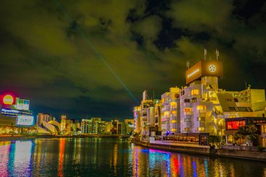 Nehir kenarındaki renkli gece manzarası. Çekim Konumu: Fukuoka Bölgesi