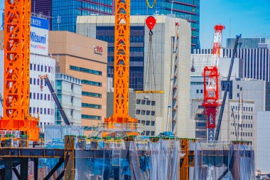 İnşaat alanı vinci. Çekim yeri: Minato -ku, Tokyo