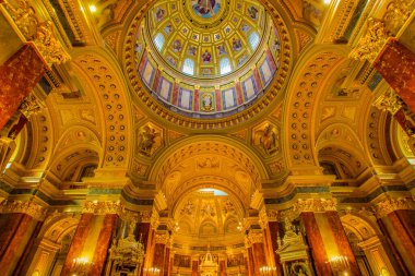 Katedralin ve kubbenin içinde. Çekim yeri: Macaristan, Budapeşte