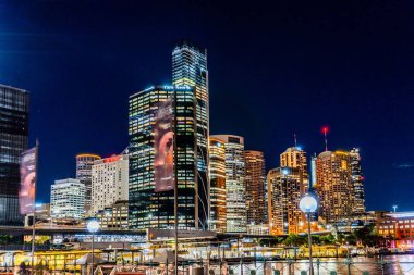 Gece ofis binası. Çekim yeri: Avustralya, Sydney