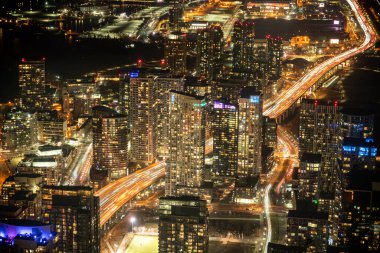 Parlak gece trafik atardamarı. Çekim Konumu: Toronto