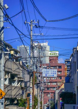 Japon elektrik kabloları ve sokakları. Çekim yeri: Shinjuku-ku, Tokyo