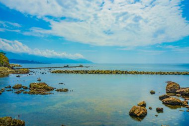 Sahildeki dalgakıran görüntüsü. Çekim Konumu: Akita