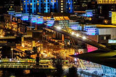 Gece nehir kıyısındaki büyük şehir (Melbourne). Çekim Konumu: Melbourne