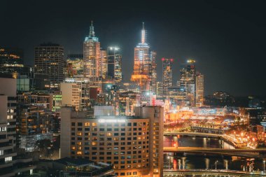 Gece - parlak şehir hattı ve nehir (Melbourne). Çekim Konumu: Melbourne