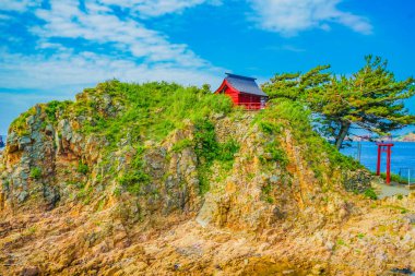 Gizemli kırmızı tapınak. Çekim Konumu: Akita