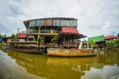 Ben Power Waterside Binası 'yım. Çekim Konumu: Tayland Krallığı