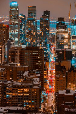 Kar manzaralı şehir gece manzaralı. Çekim Konumu: Toronto