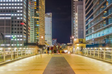 Gece yaya köprüsü ve bina. Çekim yeri: Nishi -ku, Yokohama